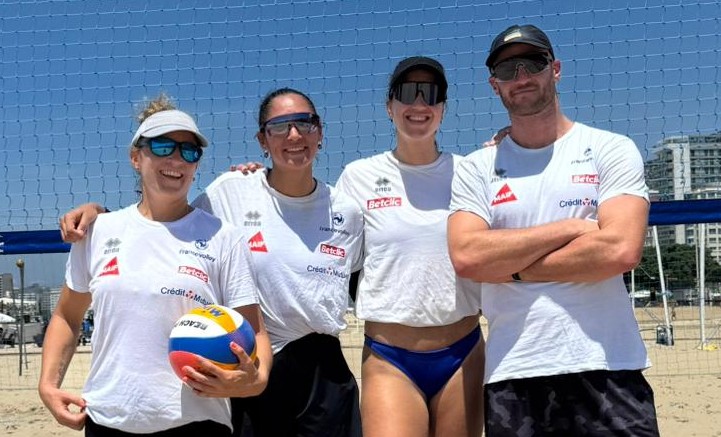 Cl&eacute;mence Vieira et Aline Chamereau, entour&eacute;e par leur pr&eacute;paratrice mentale Nina Thisse et leur entra&icirc;neur Arnaud Loiseau.